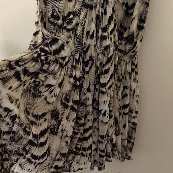 Indah Monochrome Patterned Garment - Picture 7 of 7